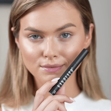 Short video showing the effects of the eyelash conditioner